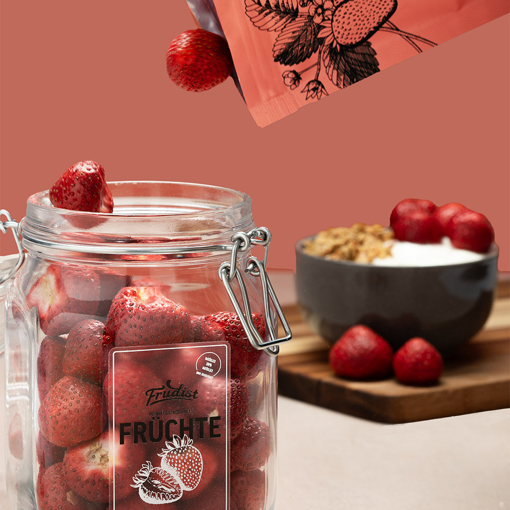 Gefriergetrocknete Erdbeeren im Glas