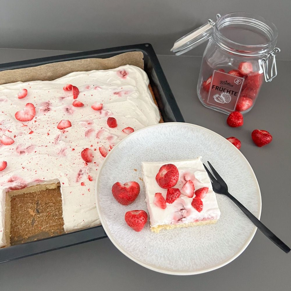 Fantakuchen mit Erdbeeren und Schmand-Creme