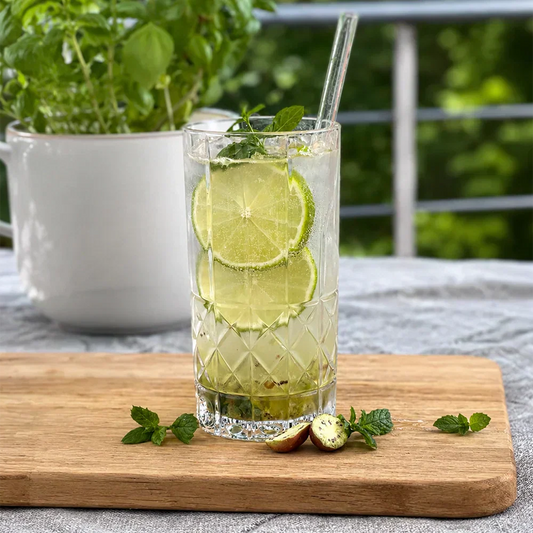 Kiwibeeren-Limonade selber machen: Fruchtiges Rezept mit Limette & Minze
