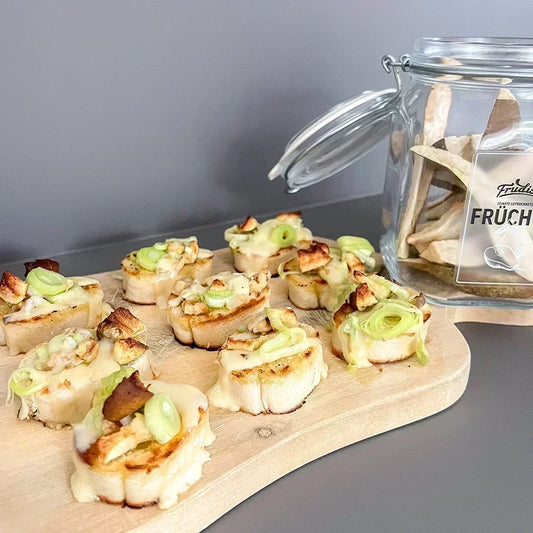 Birnen-Bruschetta mit mariniertem Käse und Walnüssen