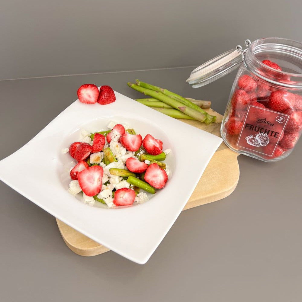 Grüner-Spargel-Erdbeer-Salat: Rezept mit Feta & Dressing