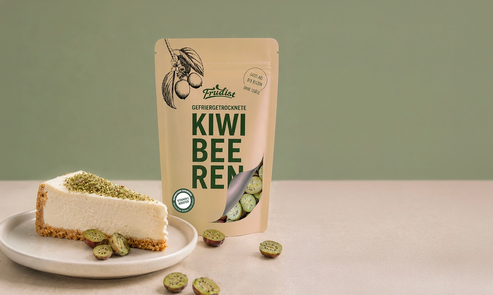 Kiwibeeren Verpackung mit daneben stehenden Kuchen