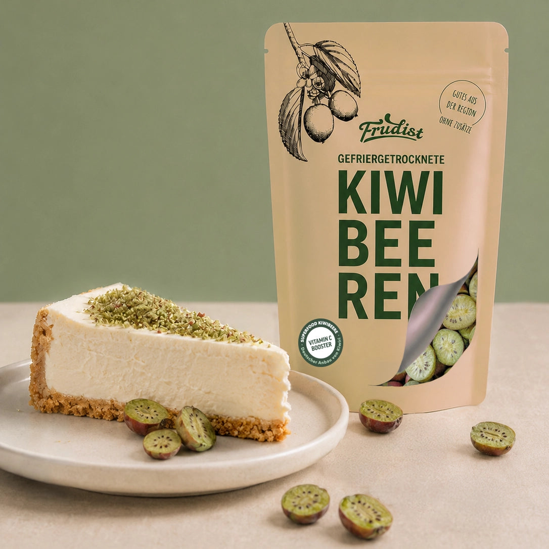 Gefriergetrocknete Kiwibeeren und daneben ein Stück Kiwibeerenkuchen