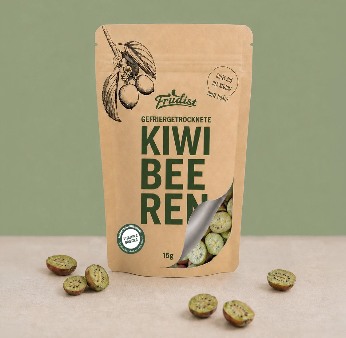 Kiwibeeren-Verpackung mit einzelnen Kiwibeeren daneben
