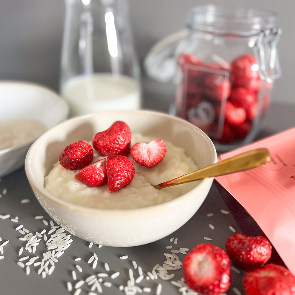 Nahaufnahme von dem Rezept Milchreis mit gefriergetrockneten Erdbeeren