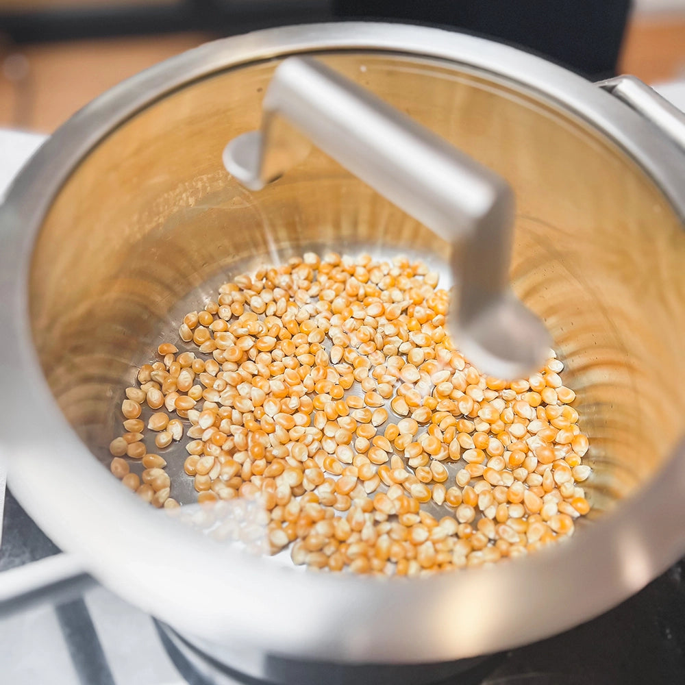 Popcornmais im Topf für das Rezept Erdbeer- & Himbeer-Popcorn