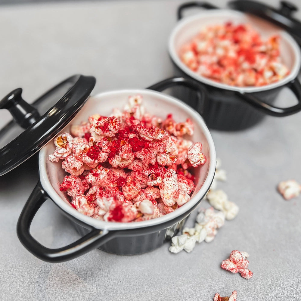 Nahaufnahme von Erdbeer- und Himbeer-Popcorn mit gefriergetrockneten FRUDIST-Früchten in einer Schale