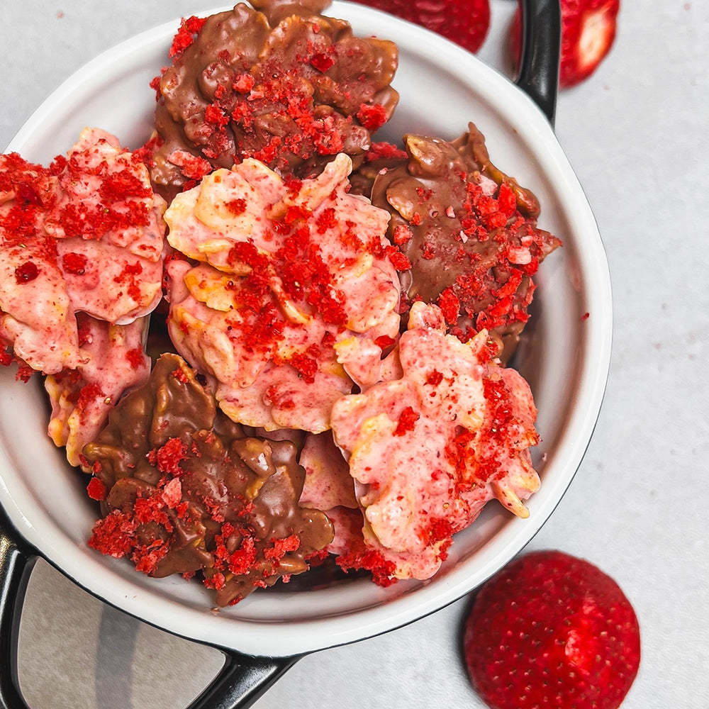 Nahaufnahme von Schoko-Crossies mit gefriergetrockneten Erdbeeren von FRUDIST in einer Schale