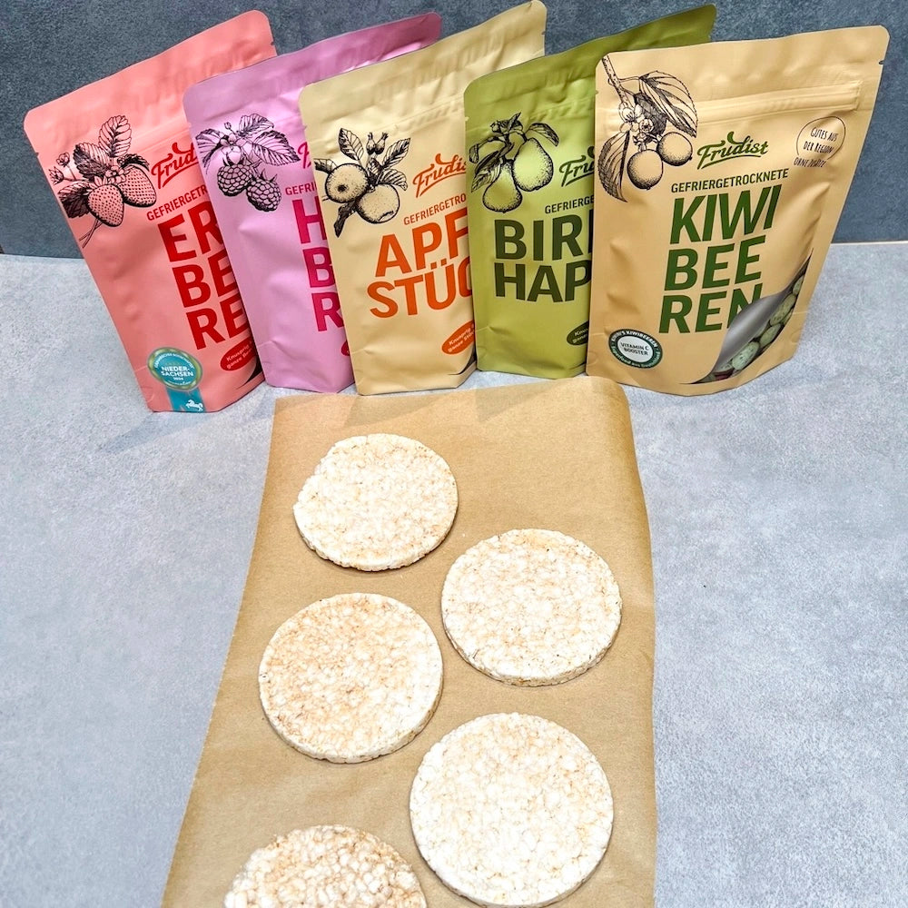 Reiswaffeln und verschiedene gefriergetrocknete FRUDIST-Früchte für das Rezept Joghurt-Reiswaffeln